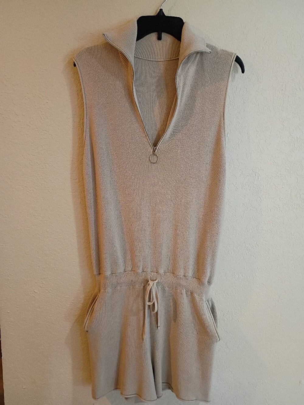 Ribbed Knit Romper beige. With pockets And Zipper. Size large.